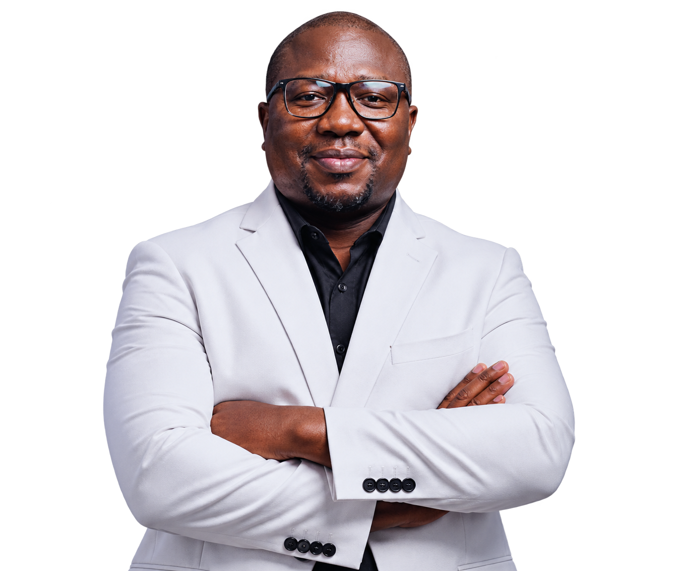 Professor Michael Adywa de terno claro, com os braços cruzados